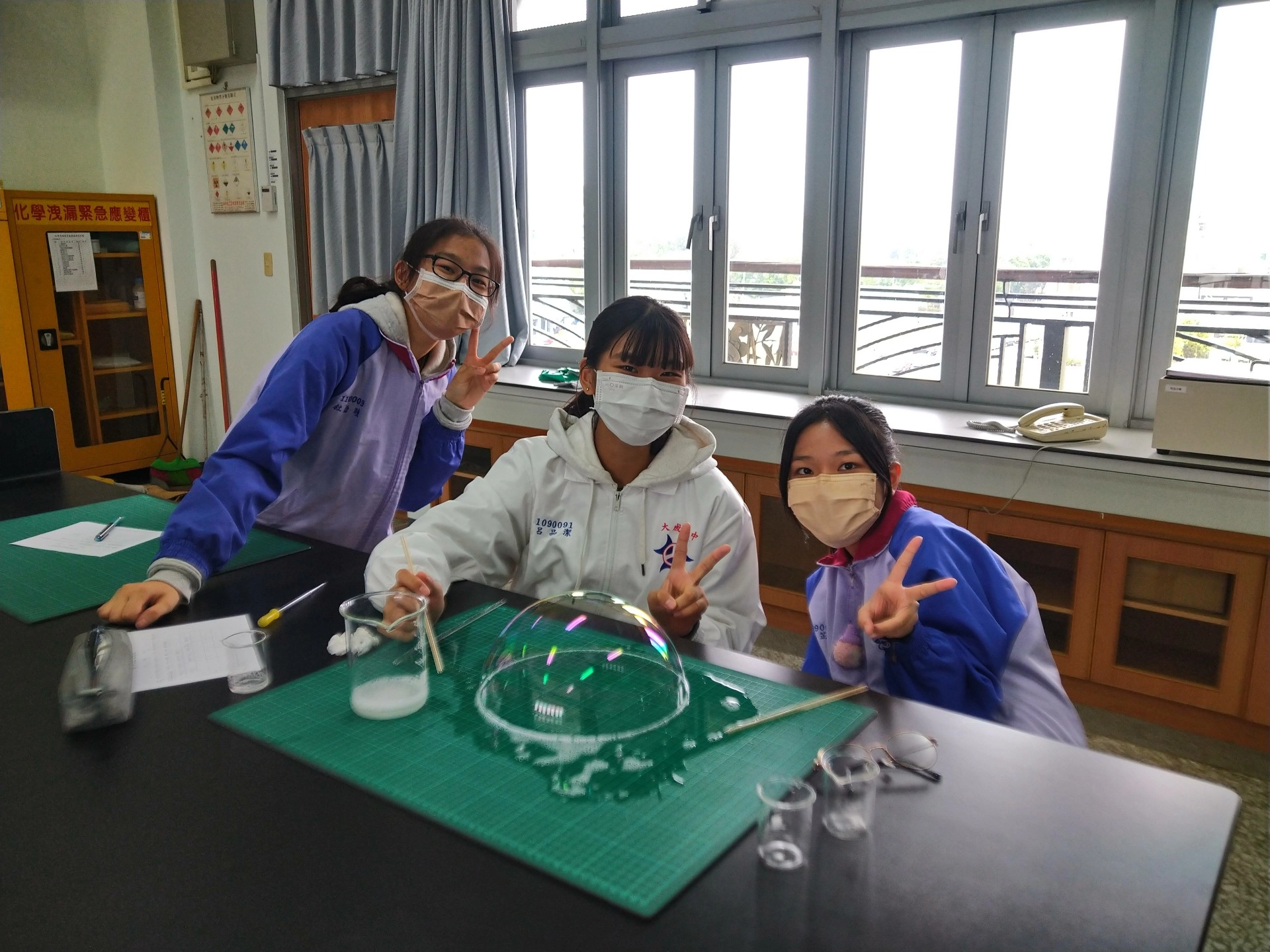 學生從「泡泡奇蹟」的實驗，學習到表面張力的概念。