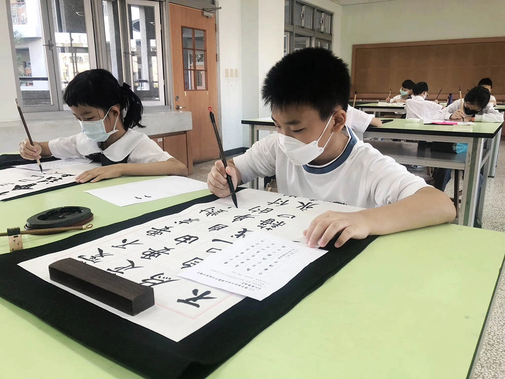 中年級寫字比賽，小朋友們全神貫注書寫。