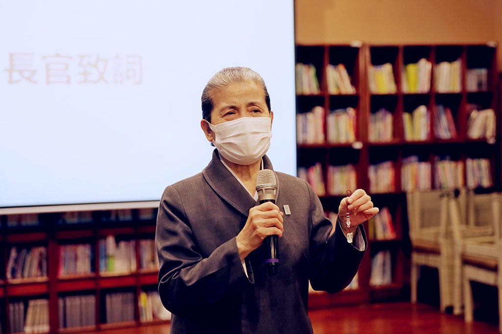 長時間護持長期照護部的常駐志工顏靜曦，這次特別準備可愛的鞋子吊飾與照護者及病友結緣，祝福人人和諧。