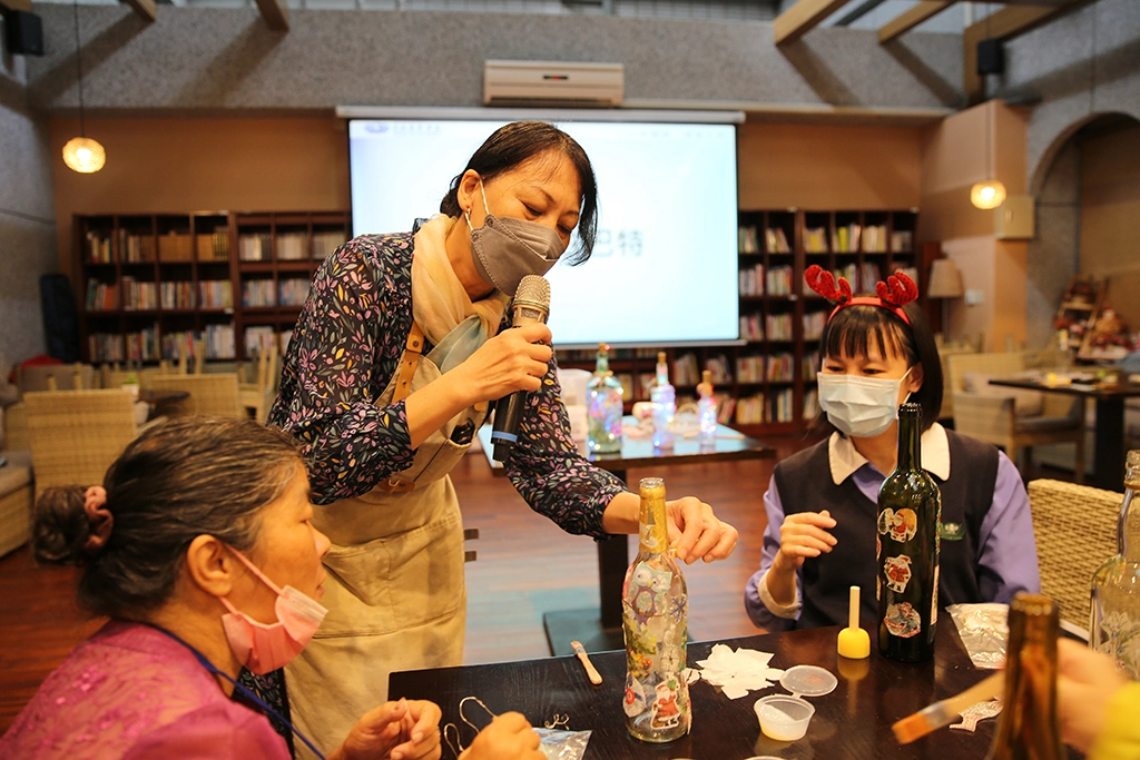 擔任蝶古巴特手作活動講師的李小姐(中)，同時也當了7年的居家照顧者，她說，謝謝大家帶給她溫暖，她才能有信心來面對問題、解決問題，在人生旅途中好好的活下去！