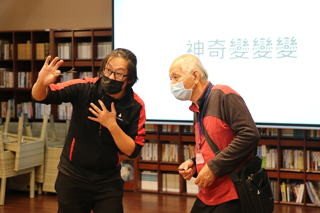 慈濟大學魔術社也來分享魔術表演，讓現場眾人看得目不轉睛外，還教大家變魔術，神奇之處讓大家嘖嘖稱奇。