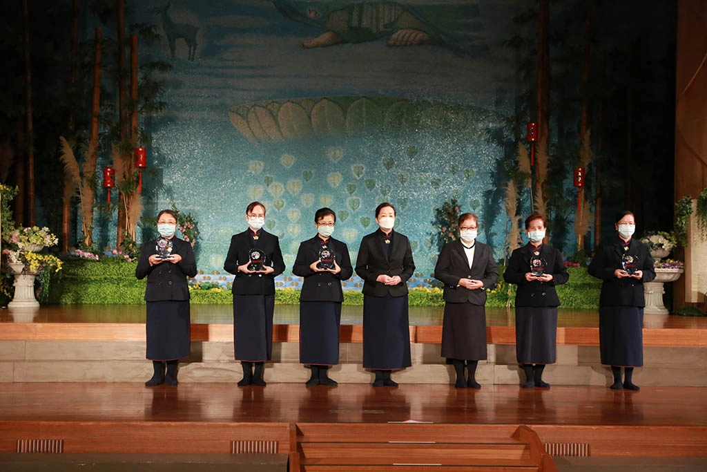 服務滿二十周年的爸爸媽媽有楊密、蘇于芳、周延馨、黃銘水、周朱枝、白美貴感恩他們。