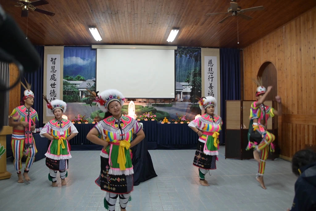慈濟12月18日在池上鄉杜園舉辦歲末祝福感恩會，活動由關山工商學生穿上族服演出，揭開活動序幕。