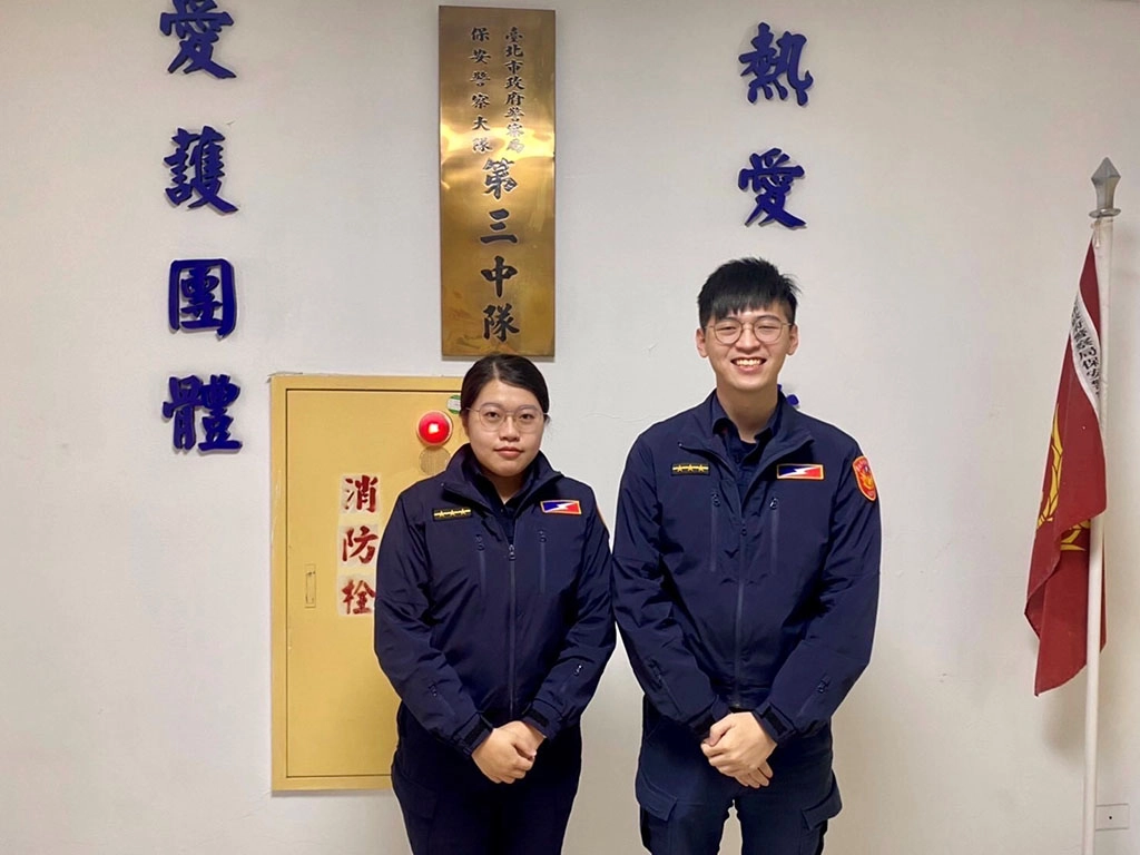 臺北市保安警察大隊第三中隊警員劉妍足、劉桂銘等2人(由左至右)