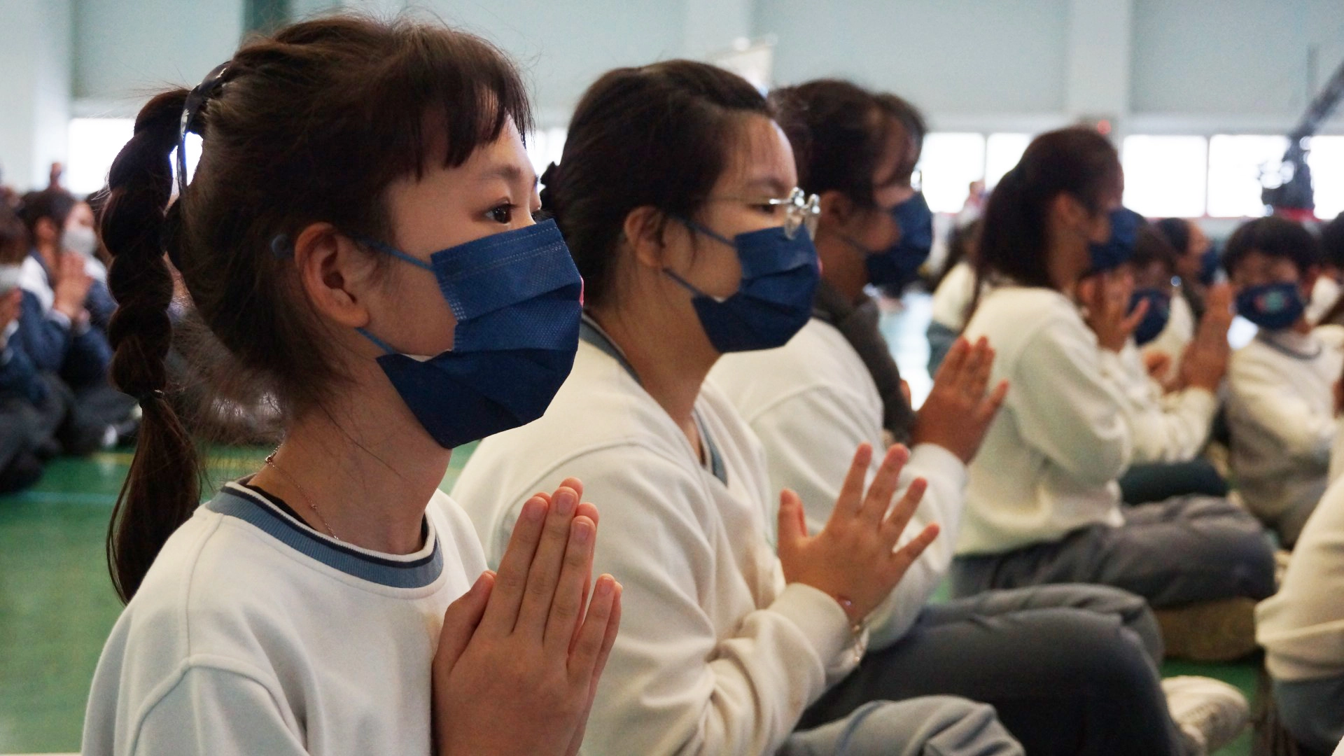 師生虔誠祈願人心淨化、社會祥和、天下無災
