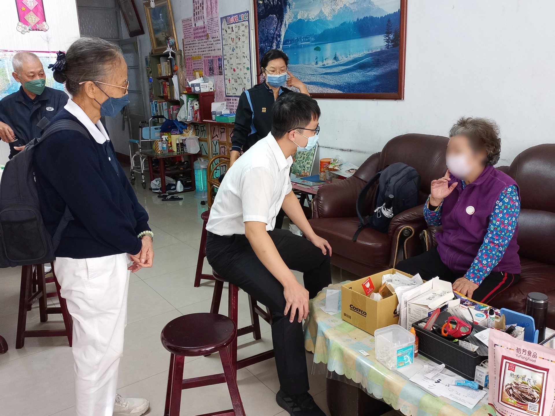 周仁傑醫師（中）關心往診長者血壓問題。