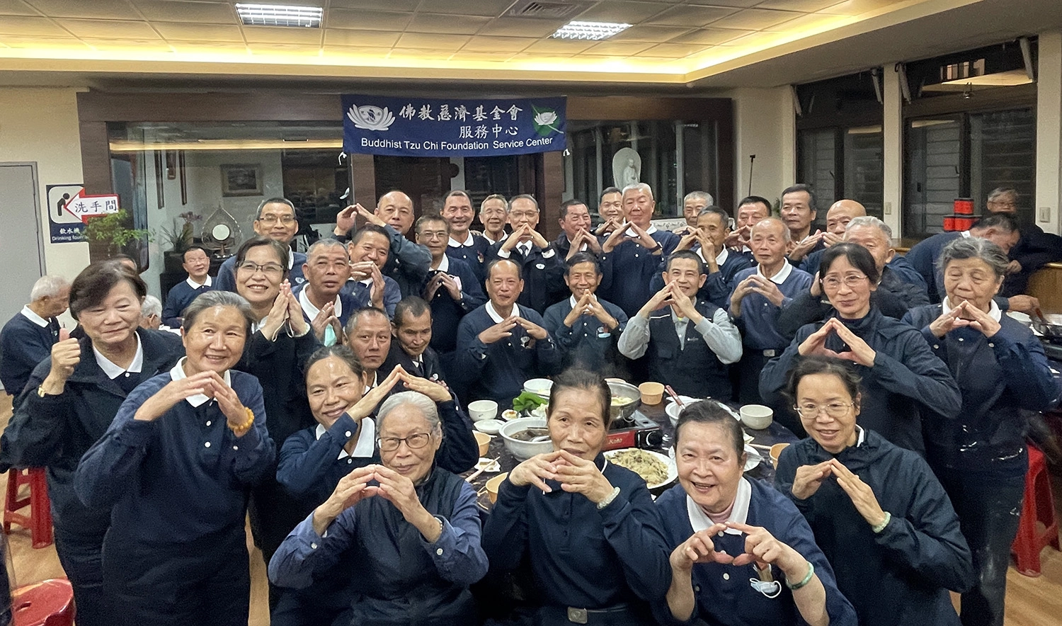 冬至夜晚，慈濟邀請慈濟修繕志工到玉里靜思堂圍爐，大家一起比「家」手語期許為鄉親打照安全的家。(攝影：葉宜家)