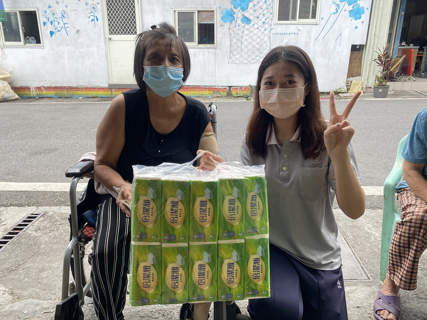 疫情期間，原住民學生發揮護理專業，就近關懷部落長輩。