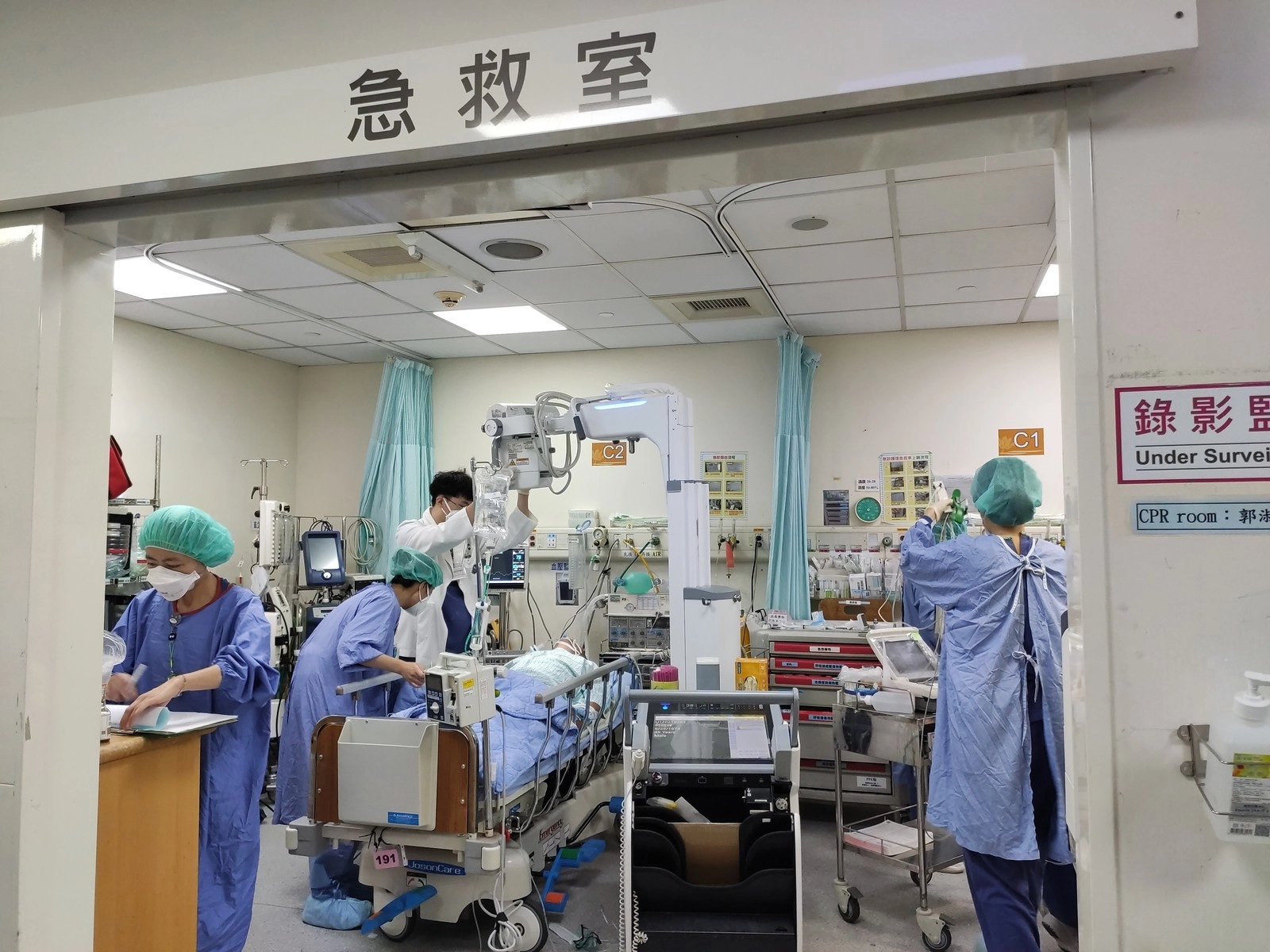 病人送至急診室急救