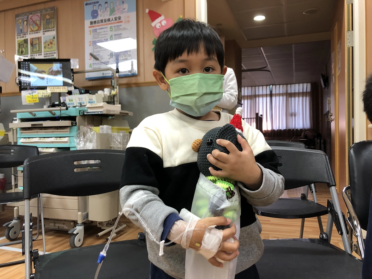 許小弟要和娃娃一起睡覺玩玩具。