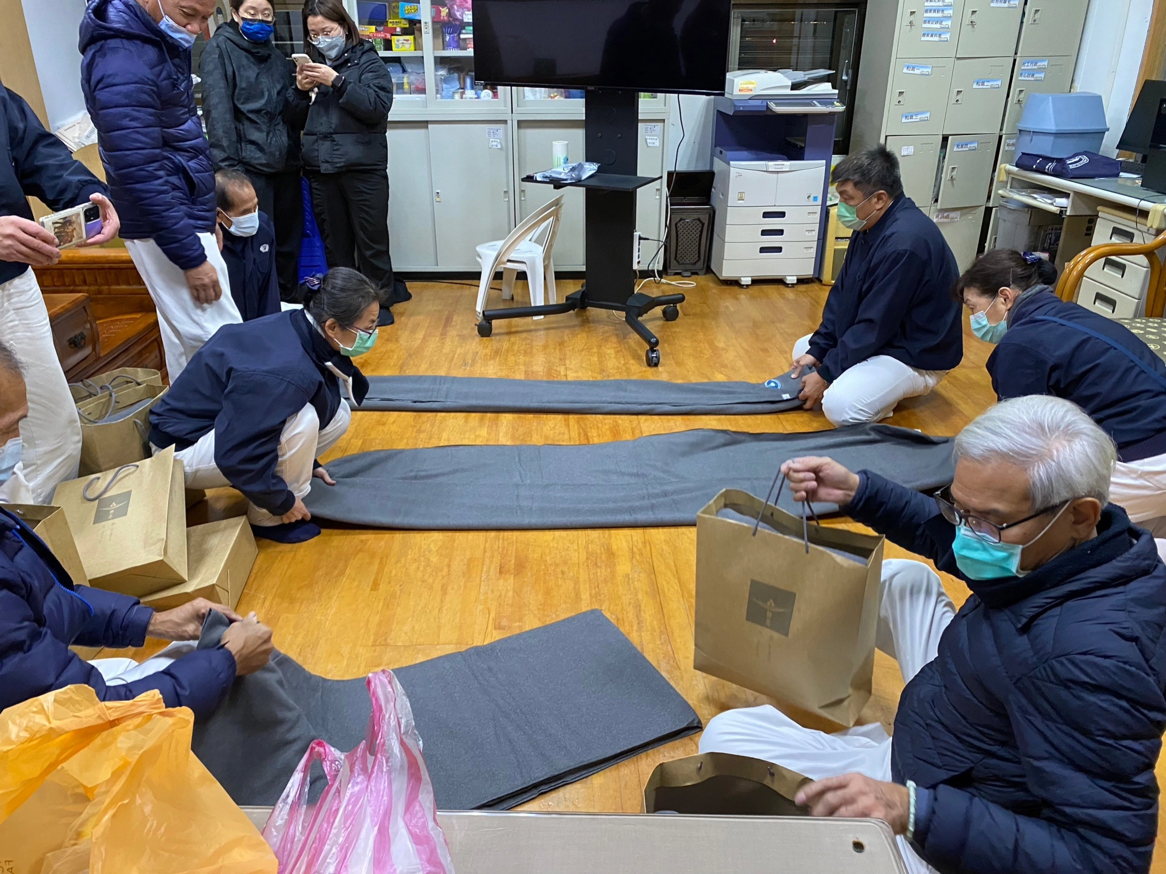 宜蘭慈濟志工與慈濟社工啟動寒士關懷行動，在慈濟羅東聯絡處準備禦寒物資給寒士。