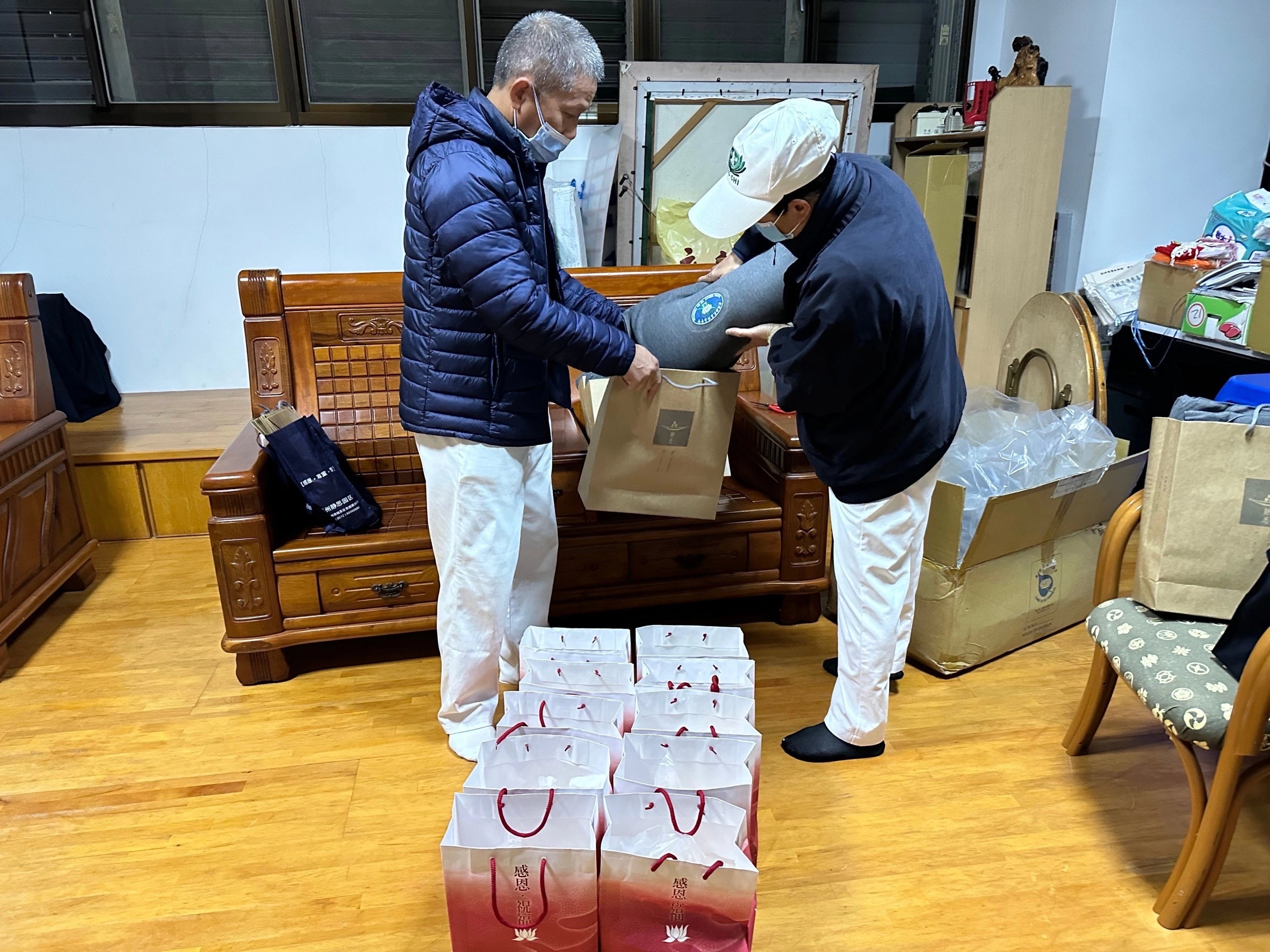宜蘭慈濟志工與慈濟社工啟動寒士關懷行動，在慈濟羅東聯絡處準備禦寒物資給寒士。