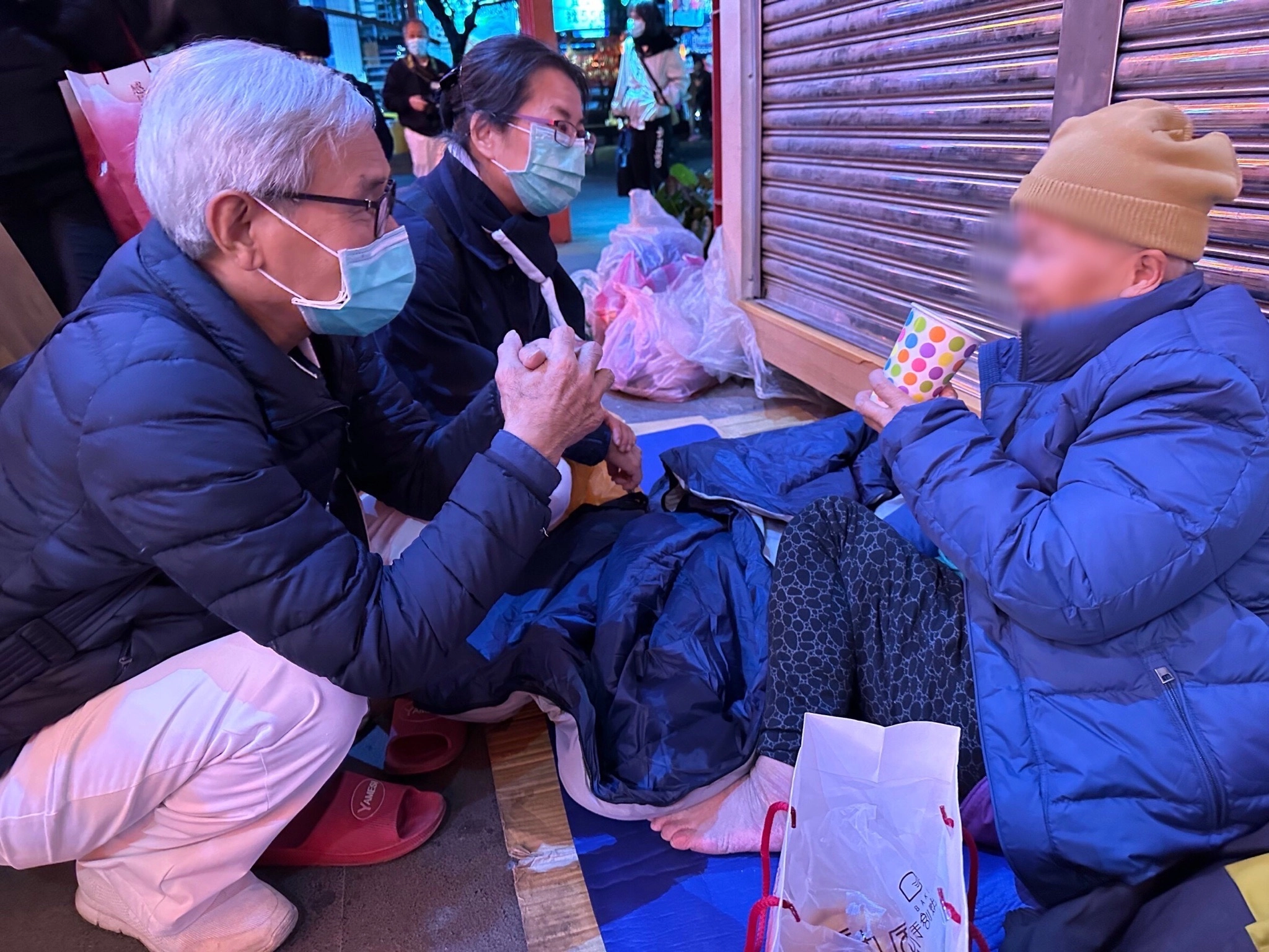 宜蘭慈濟志工與慈濟社工啟動寒士關懷行動，送上保暖衣物與熱飲給寒士。