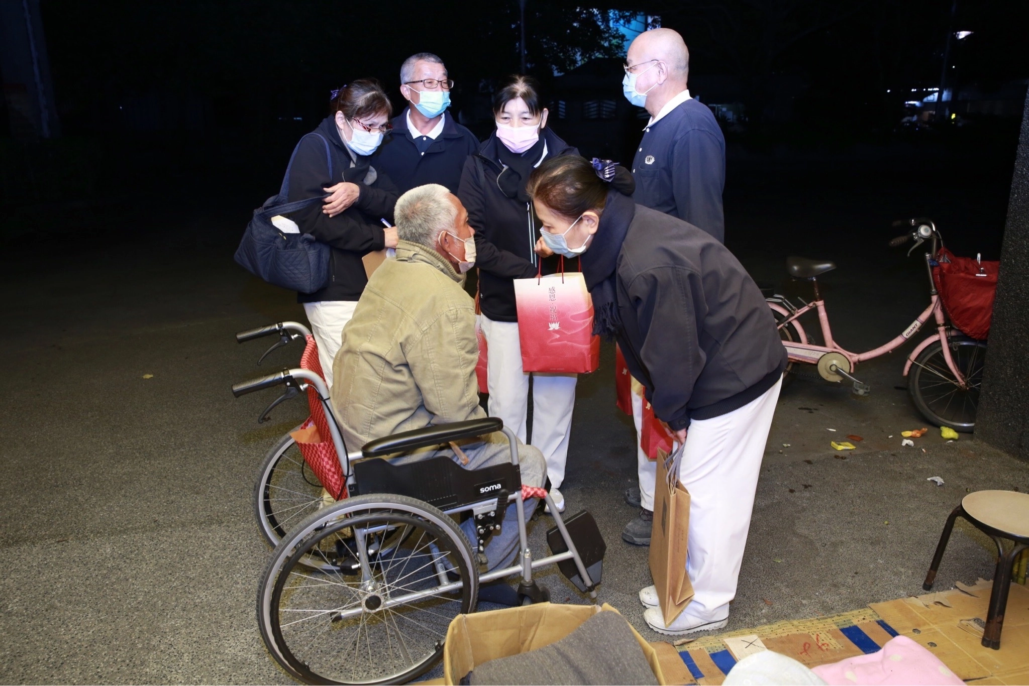 宜蘭慈濟志工與慈濟社工啟動寒士關懷行動，準備禦寒物資給寒士。