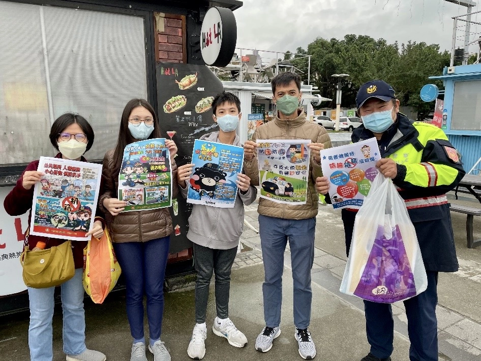 臺北市保安警察大隊機動派出所宣導民眾留意扒竊趁亂竊取皮包或隨身物品，強化民眾預防犯罪意識。