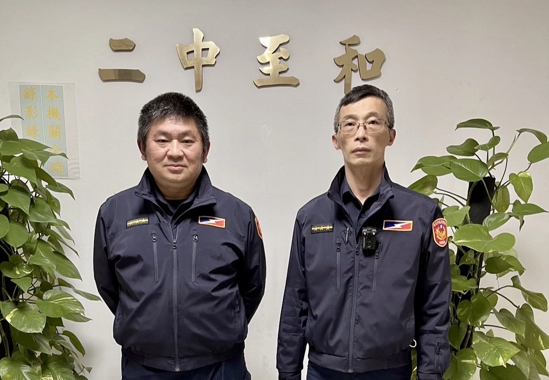 臺北市保安警察大隊機動派出所宣導警員王俊傑、張建華等2人。(由左至右)