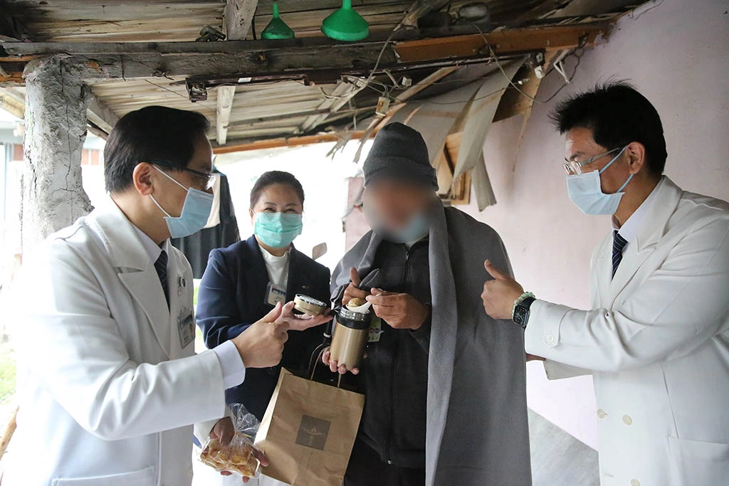 街友古先生(化名)吃著熱呼呼的湯圓表示，很感謝慈濟醫院及時送來他正缺乏的物資。
