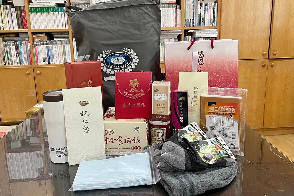花蓮慈院團隊為街友準備禦寒物資之外，也準備了口罩、淨斯本草滴露、速食米粉、餅乾麵包，以及應景的冬至湯圓。