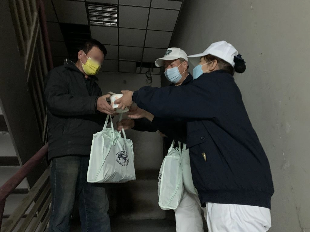 編組訪視路線，規劃人力分批前往遞上熱食，並提供相關禦寒衣物、用品等暖心又暖胃。