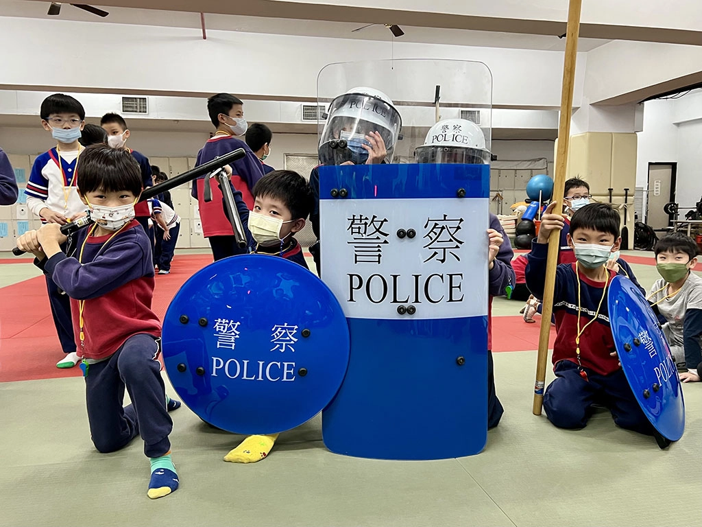 臺北市保安警察大隊規劃「警用裝備體驗營（鎮暴警察裝備穿戴體驗）」。