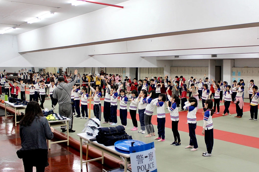 臺北市保安警察大隊規劃「交通警察指揮教學體驗營」教導學童交安觀念。