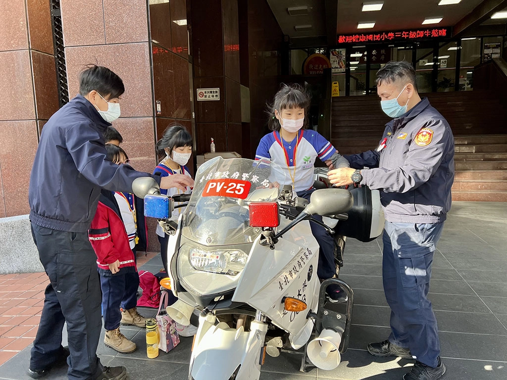 臺北市保安警察大隊規劃「警用車輛展示體驗營」解說警用重型機車用途。