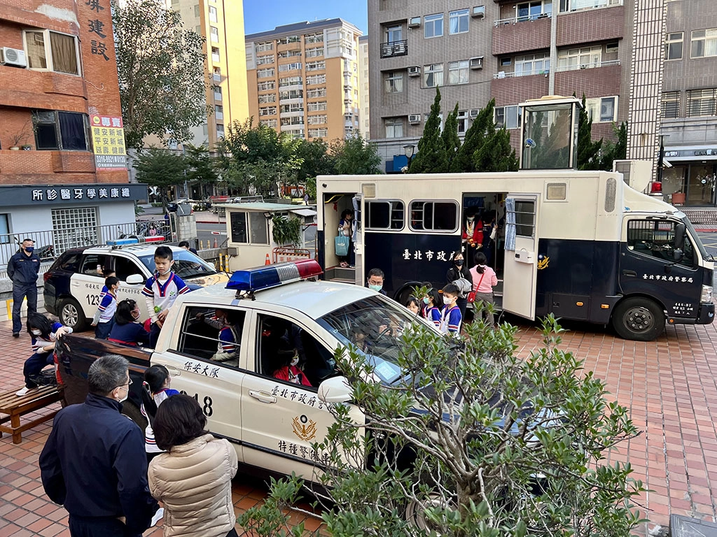 臺北市保安警察大隊規劃「警用車輛展示體驗營」活動介紹與親身體驗。