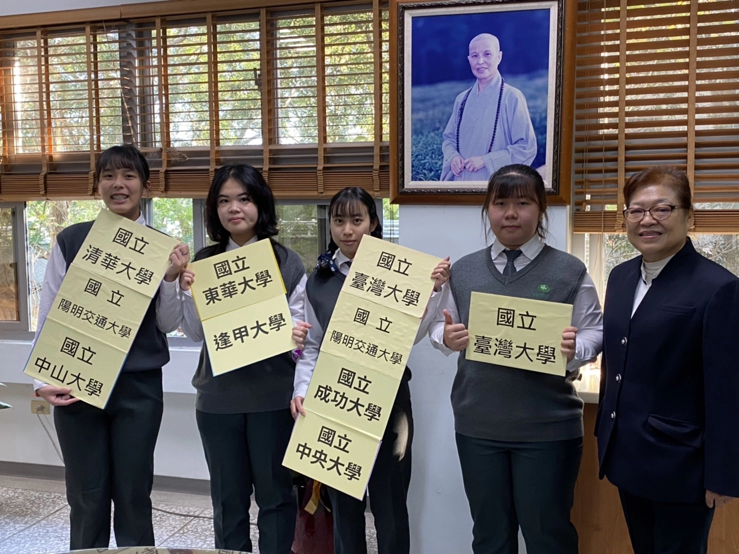 (左至右)蔡佩辰、陳涵兒為多所大學錄取；同樣從國中部直升高中的周佳儒與葉彥伶同獲臺大錄取。