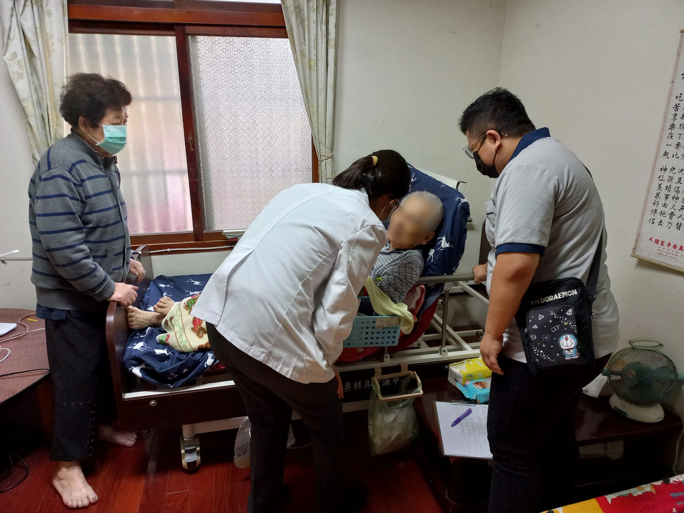 莊孟臻醫師（左）親切問候臥床長者。