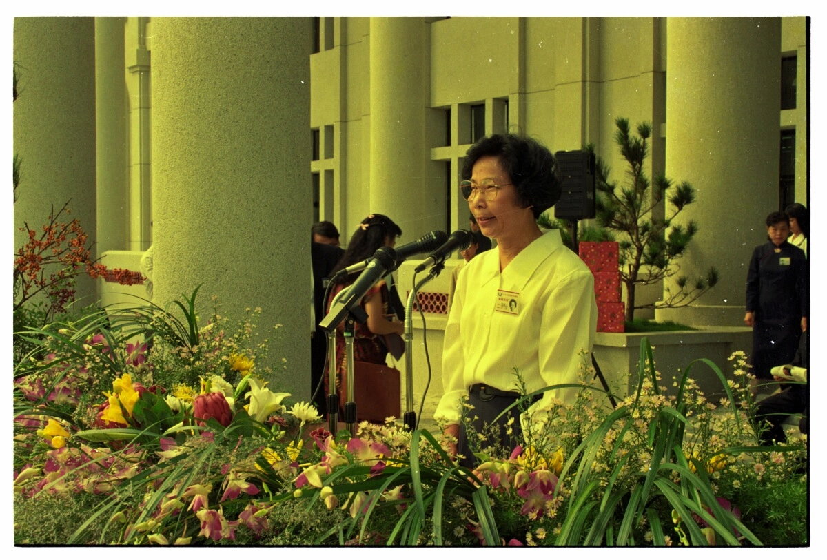 1990年受證嚴法師感召，張芙美校長應聘擔任慈濟護專第二任校長。