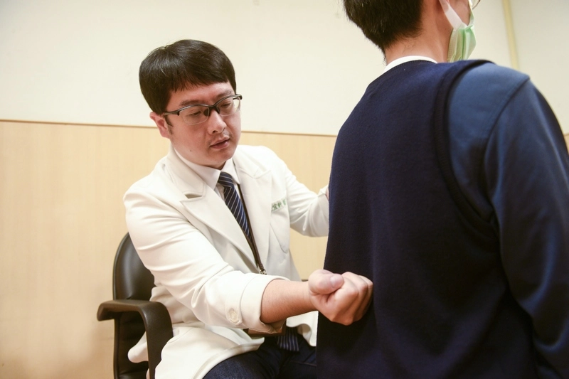 李宜軒醫師看診示意照。