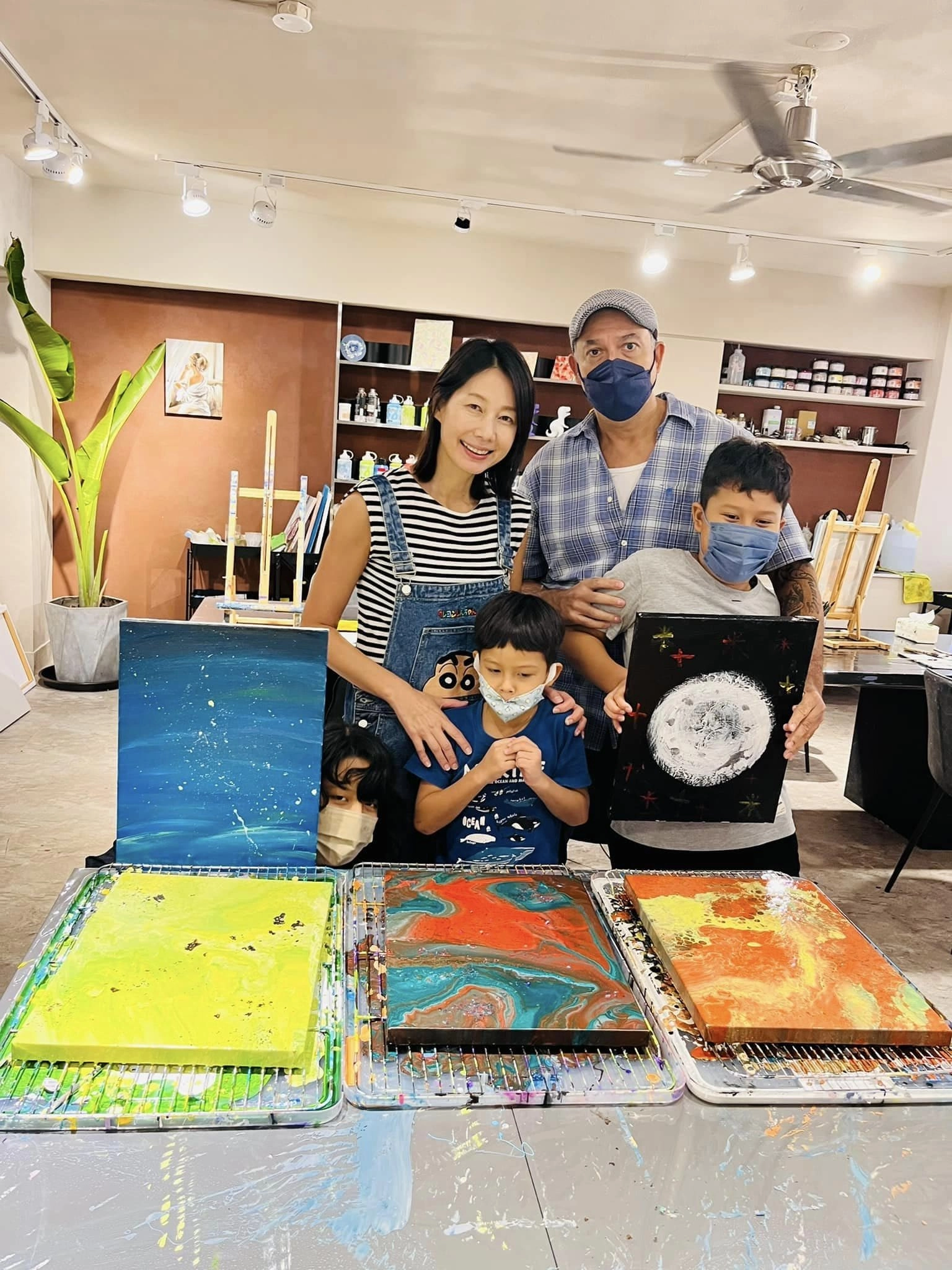 丁寧一家五口全家福(圖片翻攝自丁寧臉書)。
