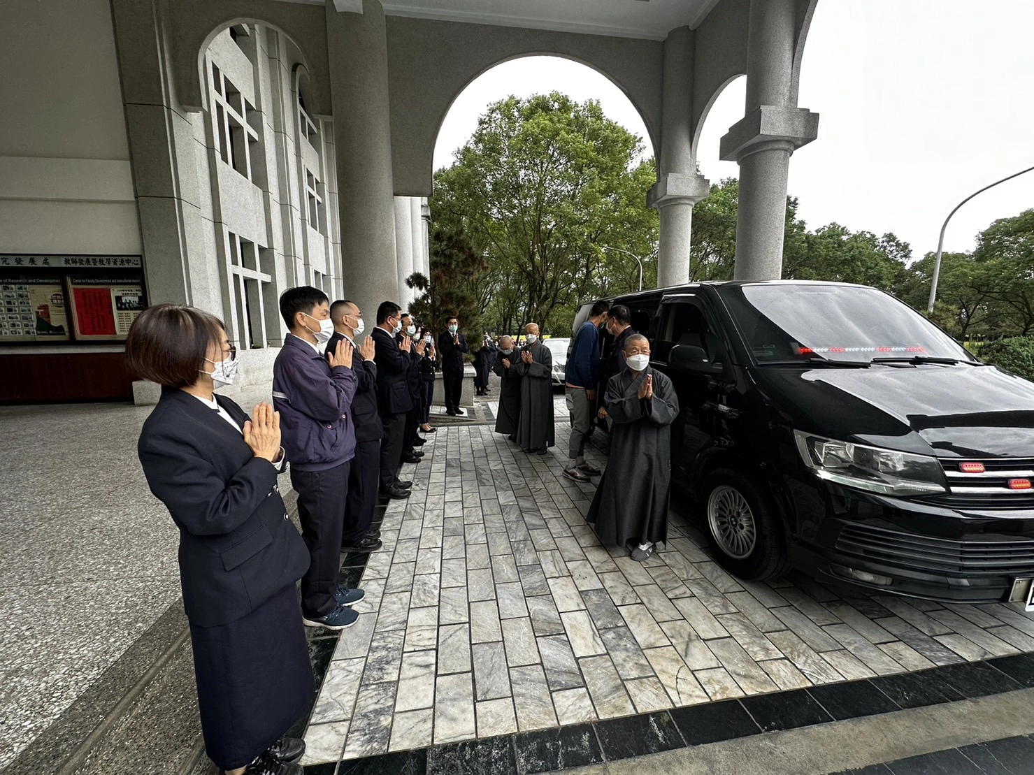移靈前，特地回到慈濟科技大學，再看一眼曾付出無數心力的校園。
