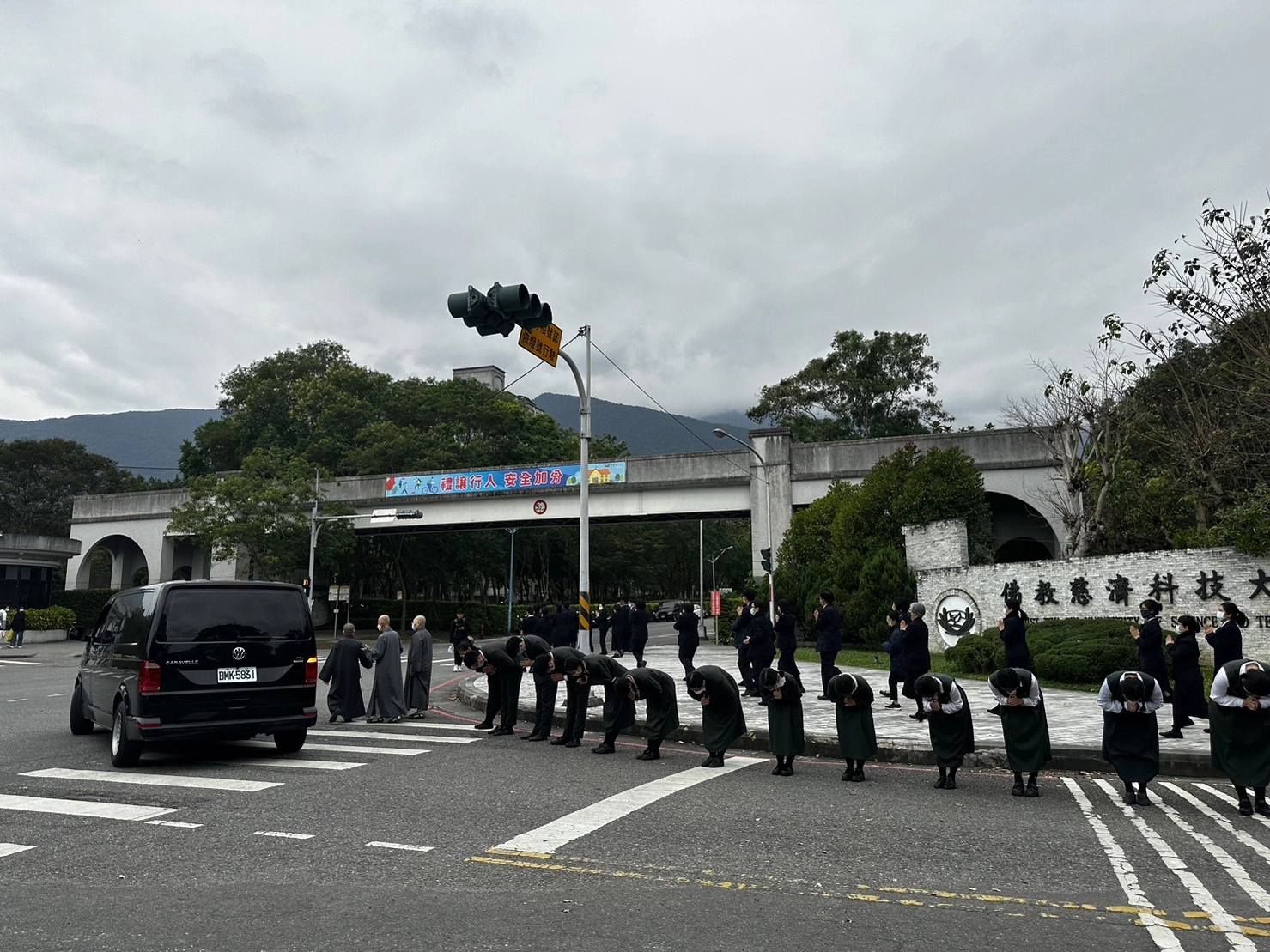 不少教職員自發性的前來向張校長道別和道謝，感恩她為學校付出的一切。