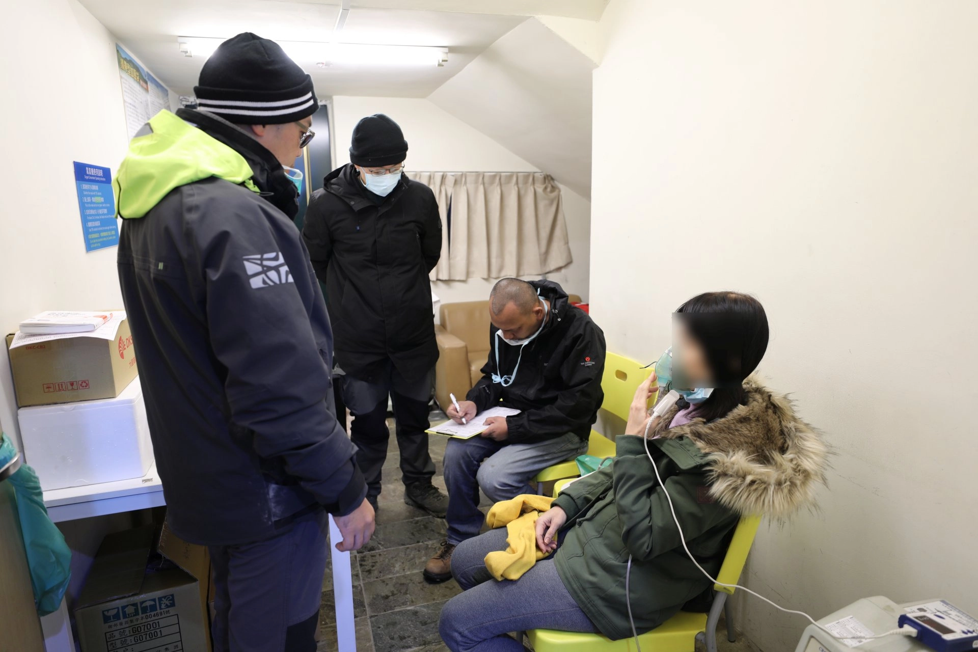 陳坤詮主任叮嚀逢雪季時期，醫師群會在假日進執行醫療工作，民眾若在高山出現身體不適等症狀，切勿隱忍，務必尋求幫助。
