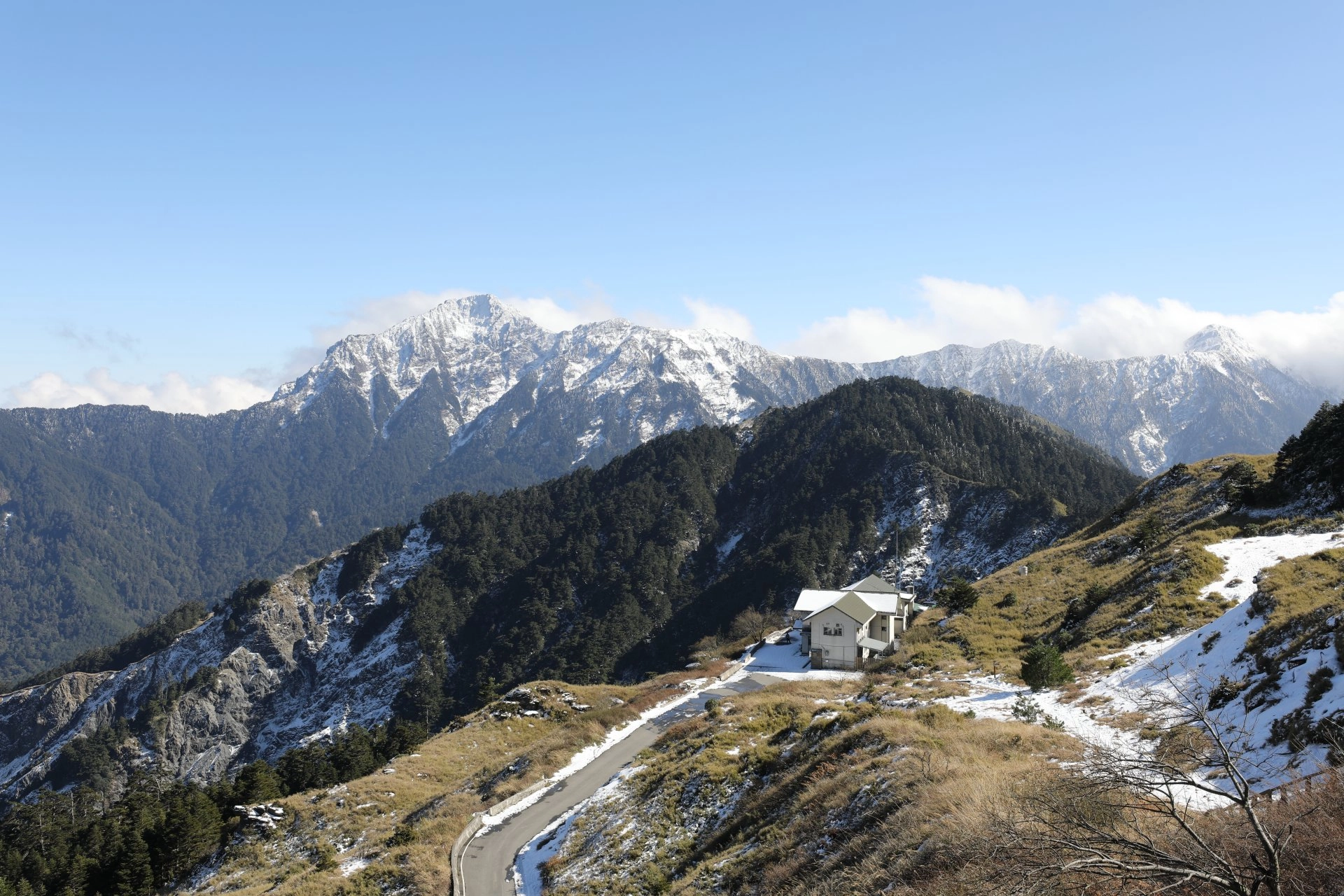 每到寒流、冷氣團來襲，合歡山等高山風景區成了遊客追雪勝地。