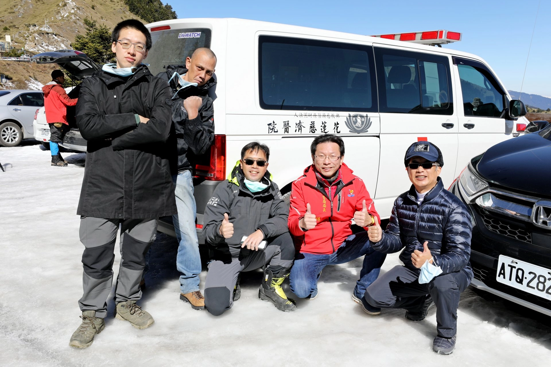 每年元旦假期到二月底，花蓮北區各院醫師輪值假日合歡山雪季醫療站，圖為2021年花蓮縣衛生局長朱家祥(右二)與花蓮慈院急診團隊上合歡山情景。