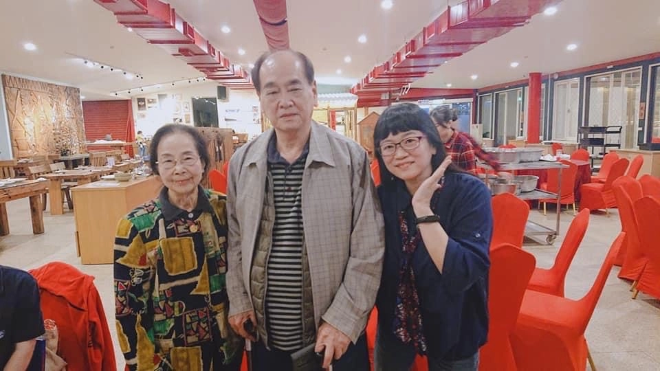 畢業27年後舉辦同學會，張芙美校長和陳尚志老師依舊神采奕奕。