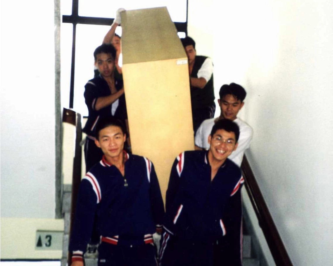 圖書館搬遷，國軍單位協助大件物件書櫃、書架、桌子、椅子等搬遷作業。