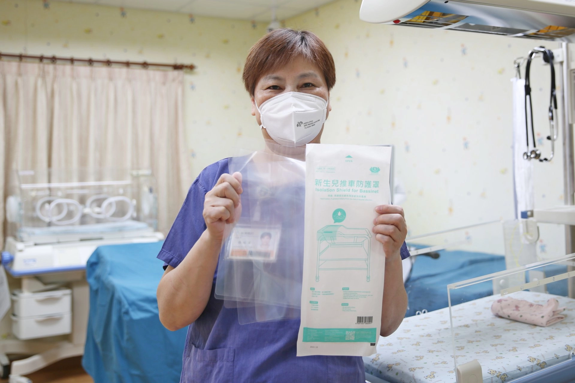 花蓮慈濟醫院小兒加護病房護理長張瑞雲與護兒中心團隊著手研發「新生兒推車防護罩」，增加寶寶的防護也避免飛沫感染的風險。