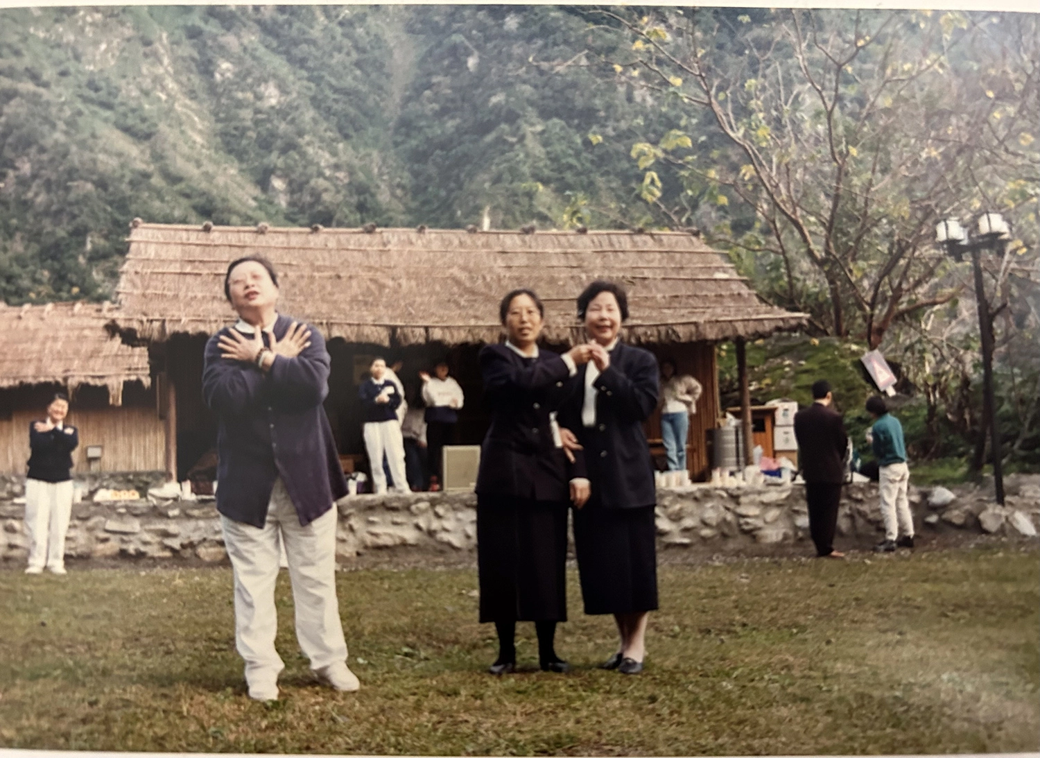 張校長與教職員互動融洽。