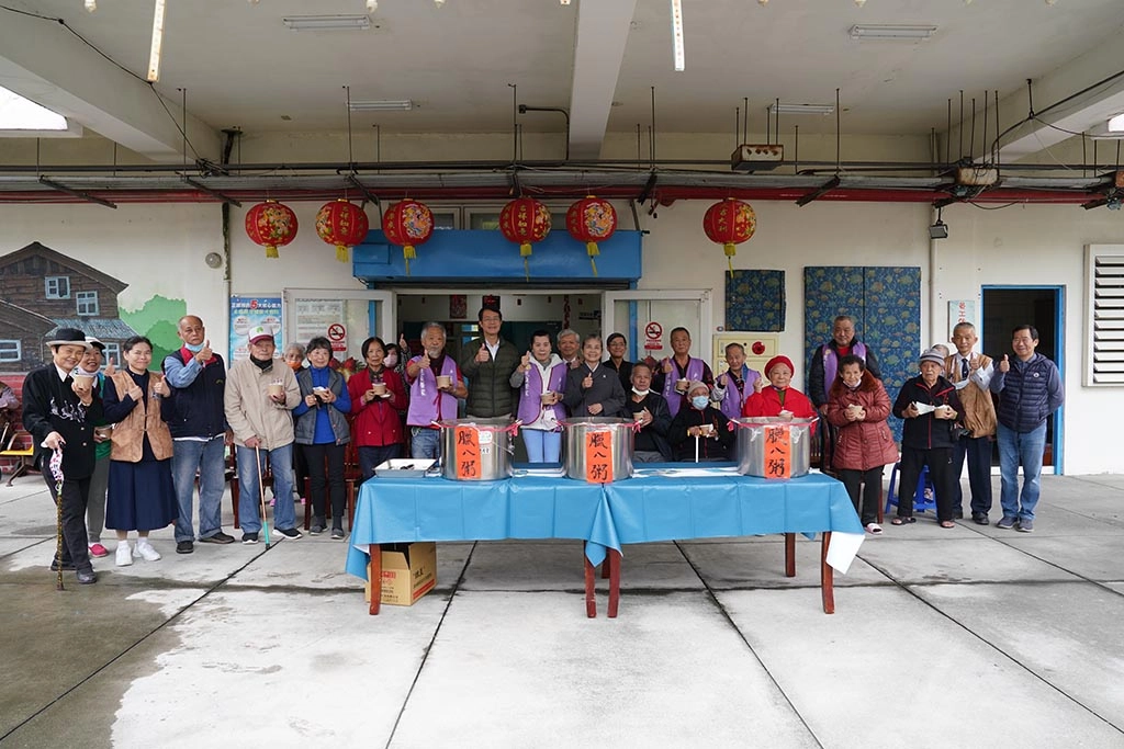 常住志工顏靜曦師姊與志工將臘八粥送至花蓮榮民之家，連百歲榮民都很歡喜期待。