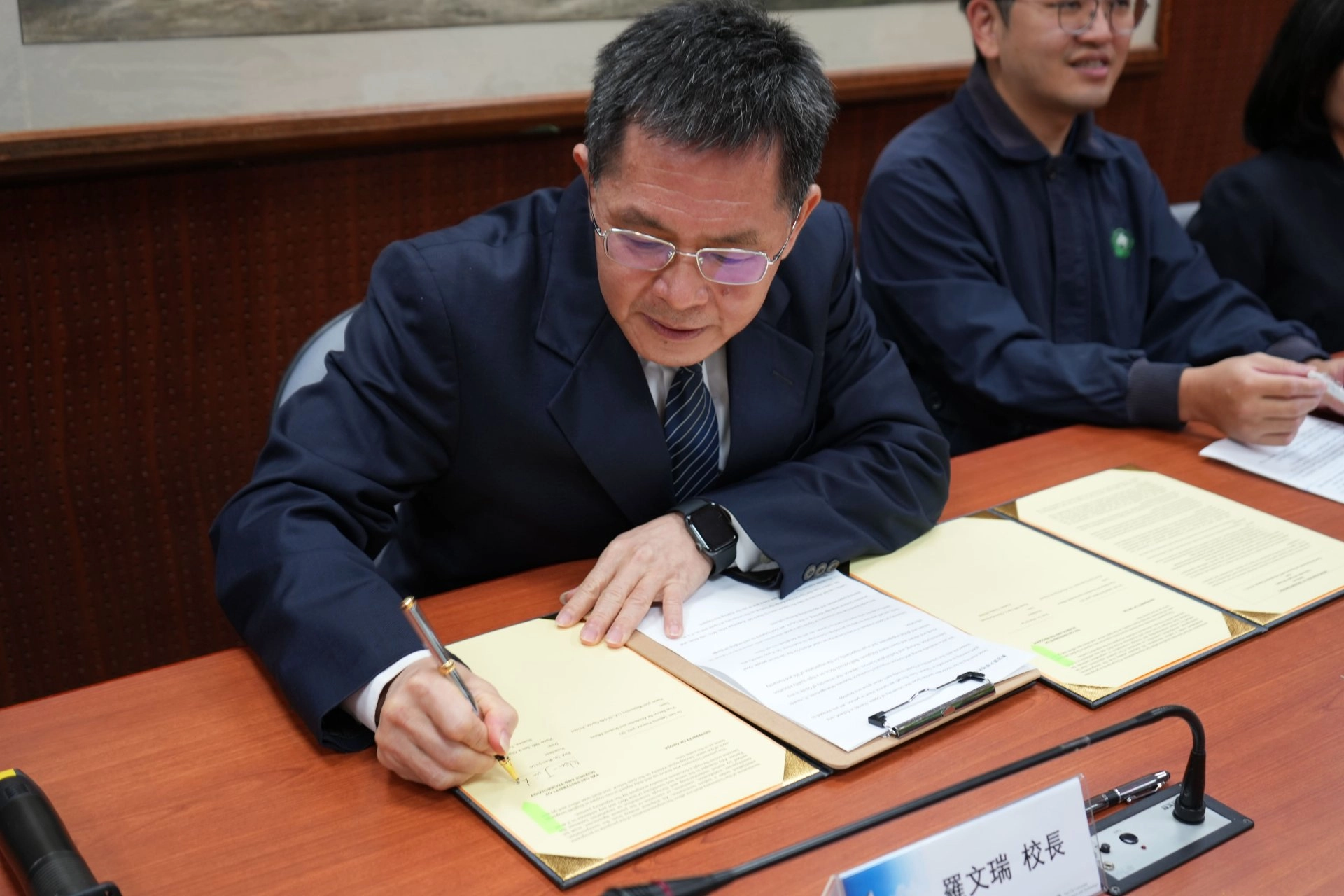 校長羅文瑞簽署學術合作交流備忘錄。