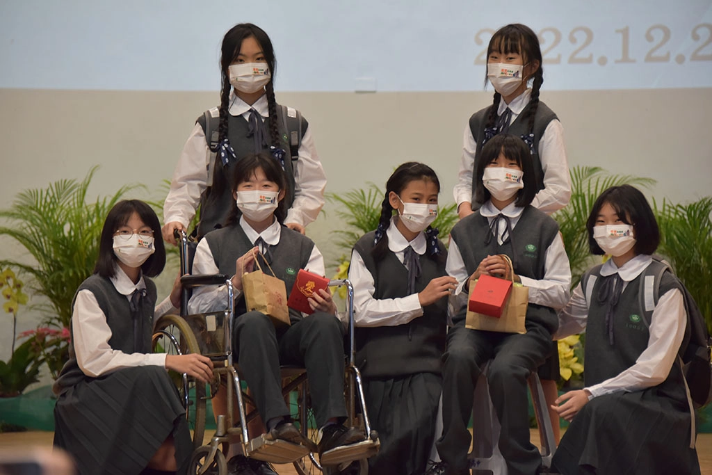中學部學生共同用手語及戲劇演繹慈悲心路一曲。