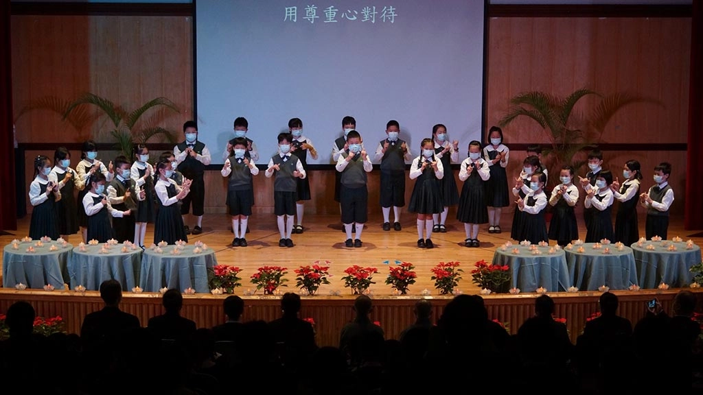 小學部中年級學生感恩尊重愛手語演繹