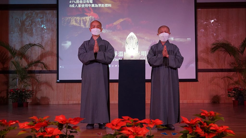 德宿師父、德宛師父帶領師生虔誠祈禱