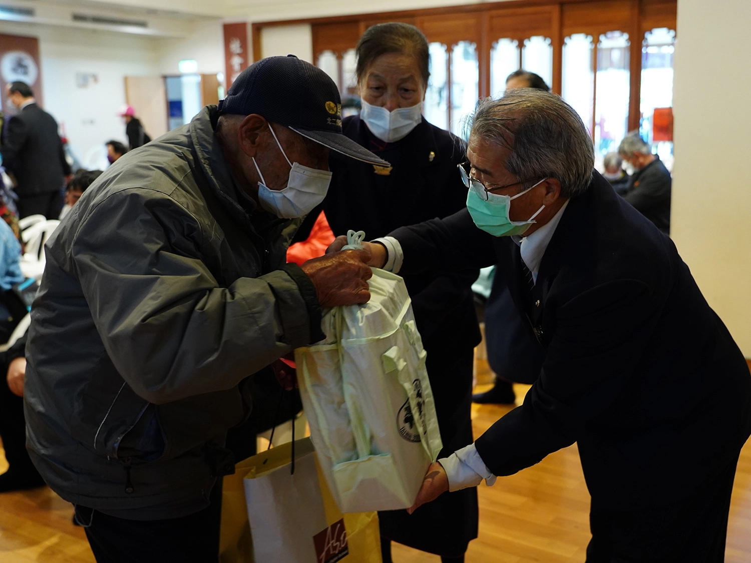 台東慈濟12月31日在慈濟台東聯絡處舉辦冬令發放活動。(攝影：郭俊杉)