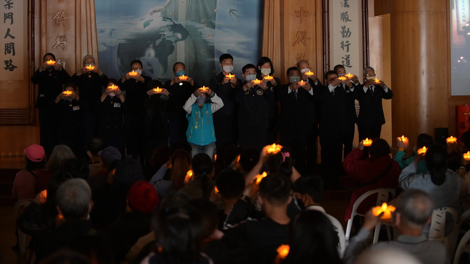 台東慈濟12月31日在慈濟台東聯絡處舉辦冬令發放活動，與會貴賓與慈濟人上台帶動祈禱。(攝影：陳信安)