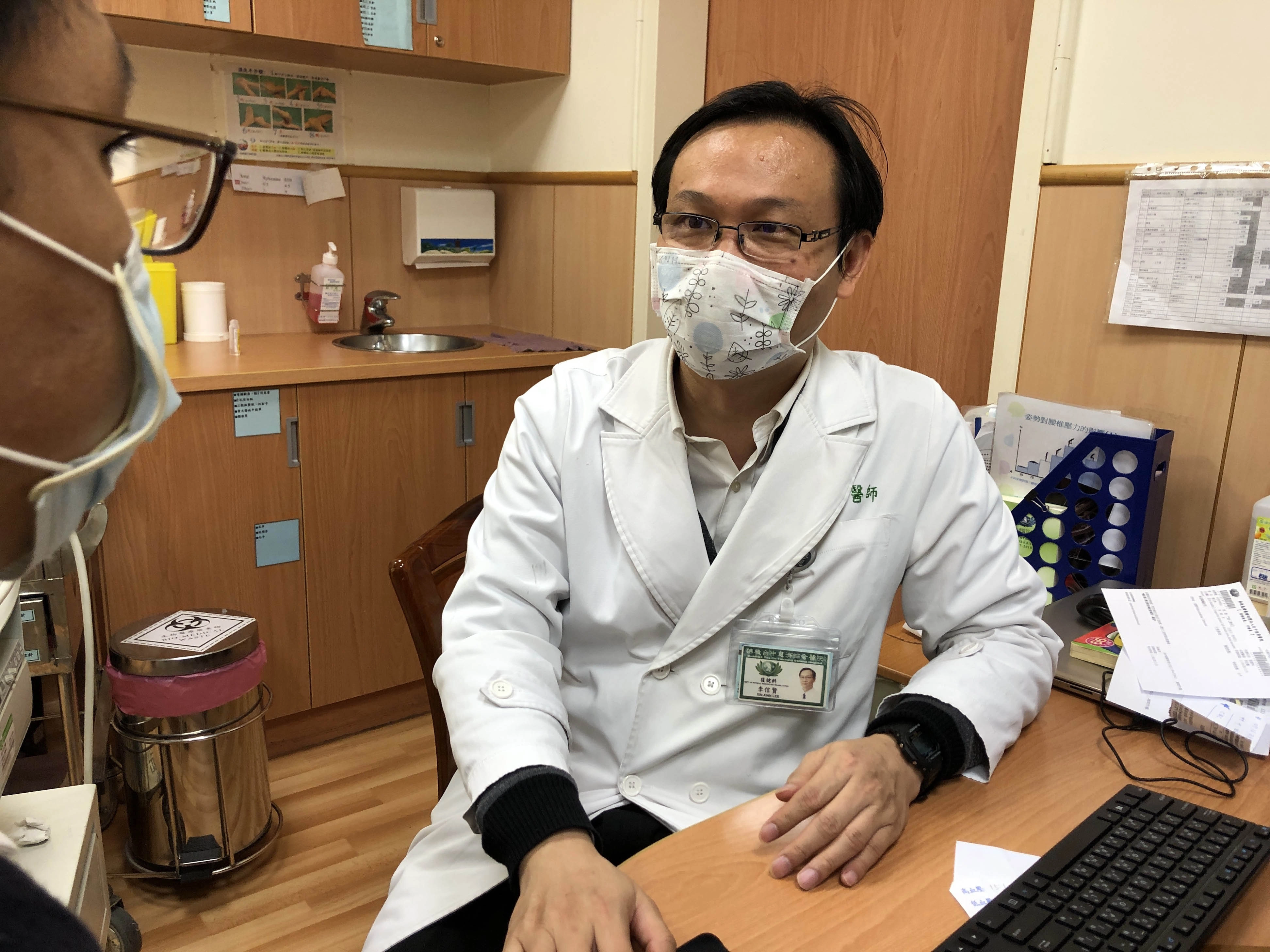 李信賢醫師強調，良好坐姿讓身體不再歪一邊。
