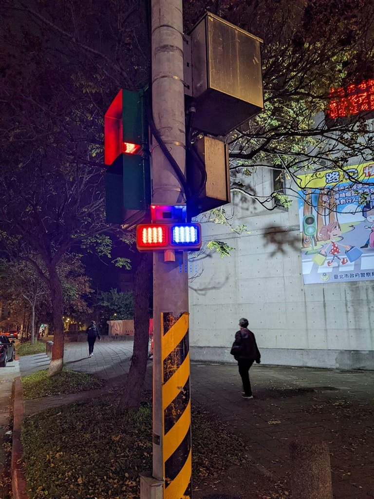 太陽能LED警示燈運作情形。